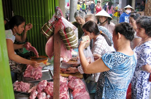 Theo quan niệm dân gian, thần tài cũng rất thích lợn quay nên đây là mặt hàng bán chạy ở các sạp thịt.